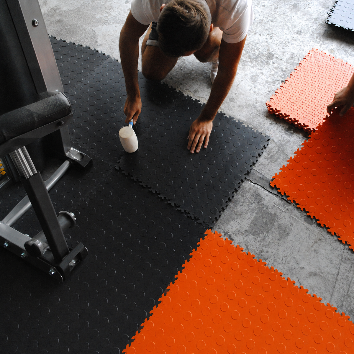 dalle Ultima noir et orange pour salle de sport - Mosaik Floor