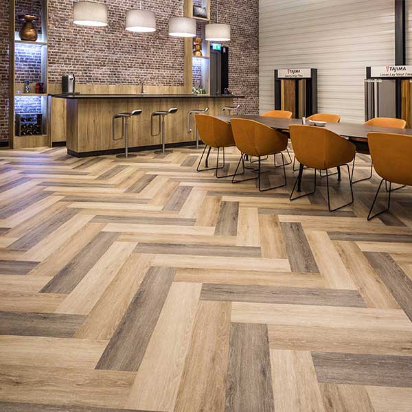 Lames vinyles LVT décor bois pour sol de bureau et de commerce