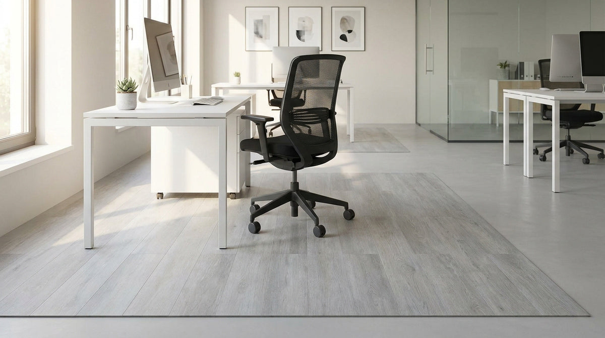 Bureau professionnel moderne avec mobilier blanc et sol PVC gris clair à l’aspect bois
