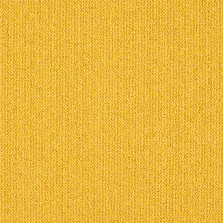 Gros plan d’une surface textile tissée jaune doré aux variations moutarde, illustrant l’aspect d’une dalle de moquette