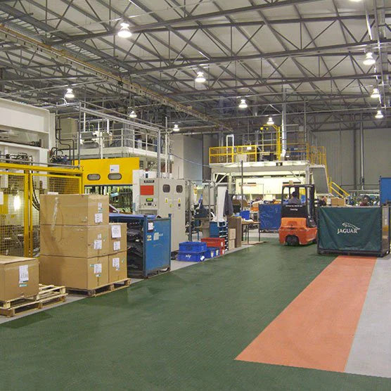 Sol industriel en dalles PVC dans les locaux d'une entreprise