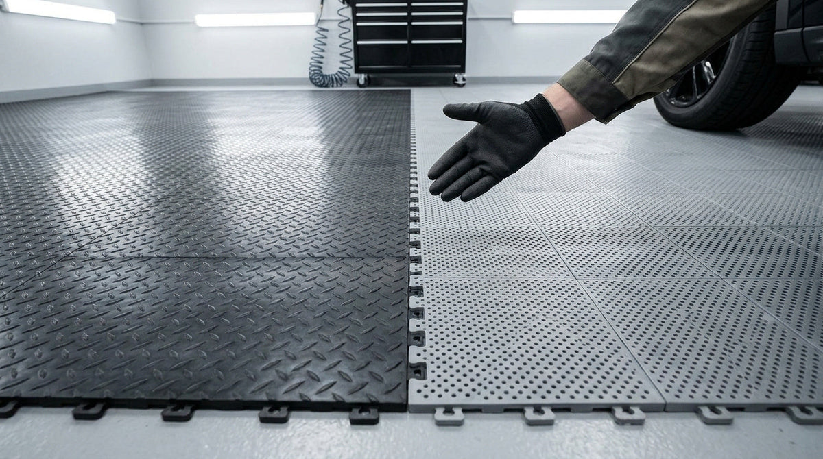 Garage automobile propre et éclairé avec deux revêtements modulaires emboîtables, une surface noire antidérapante et une surface grise perforée