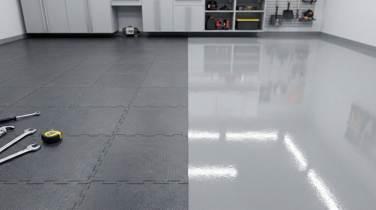 Garage ou atelier aménagé avec un sol modulaire gris foncé à gauche et une surface brillante de type résine à droite, séparés par une ligne centrale.