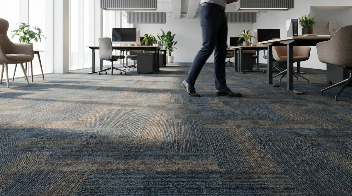 Dalles de moquette modulaires aux teintes grises et taupe dans un espace de bureaux moderne et ouvert