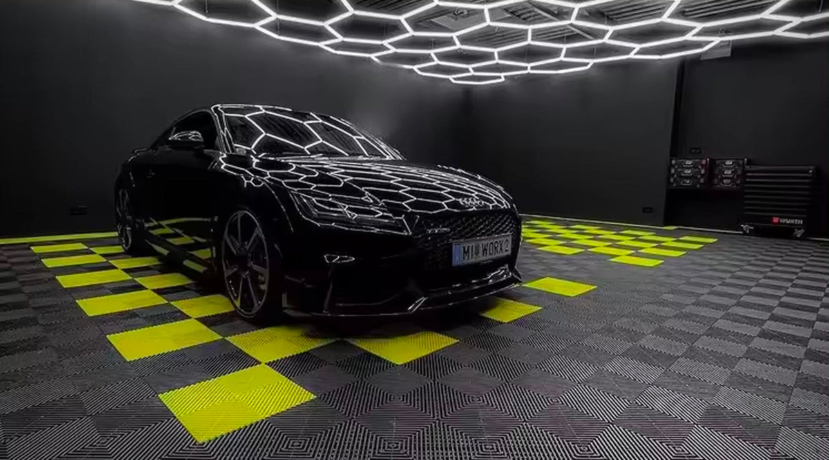 Showroom automobile équipé en dalles MOSAIK AERO grises et jaunes