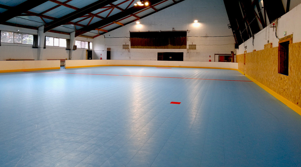 Piste de roller-hockey en salle recouverte de dalles Stilmat bleues