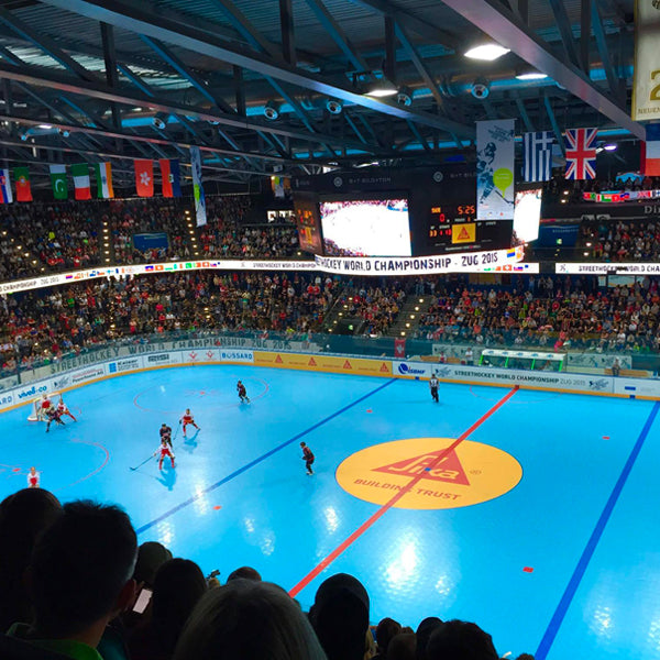 Match de roller-hockey sur une piste en dalles Stilmat bleu ciel