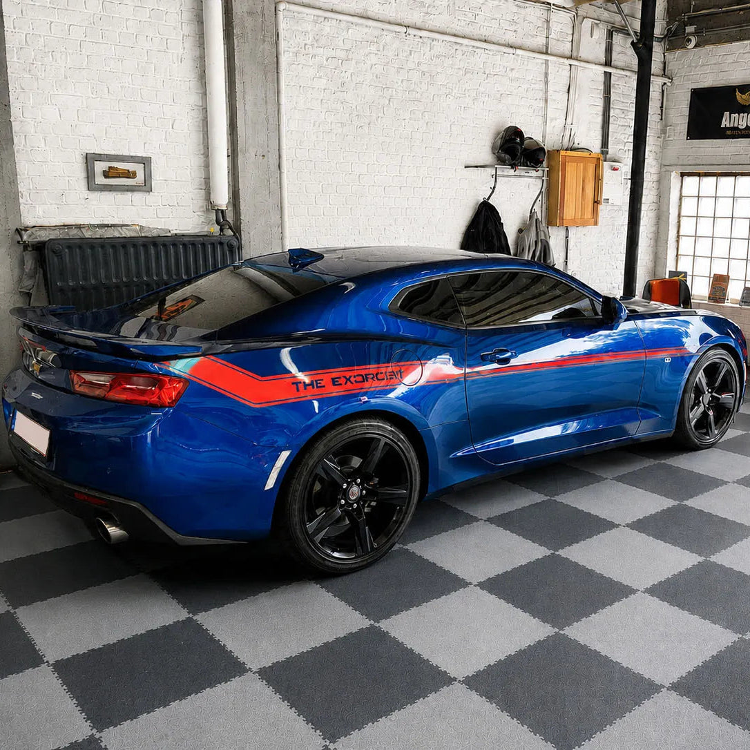 Voiture garée sur dalles PVC Ultima Mosaik Floor - sol de garage professionnel