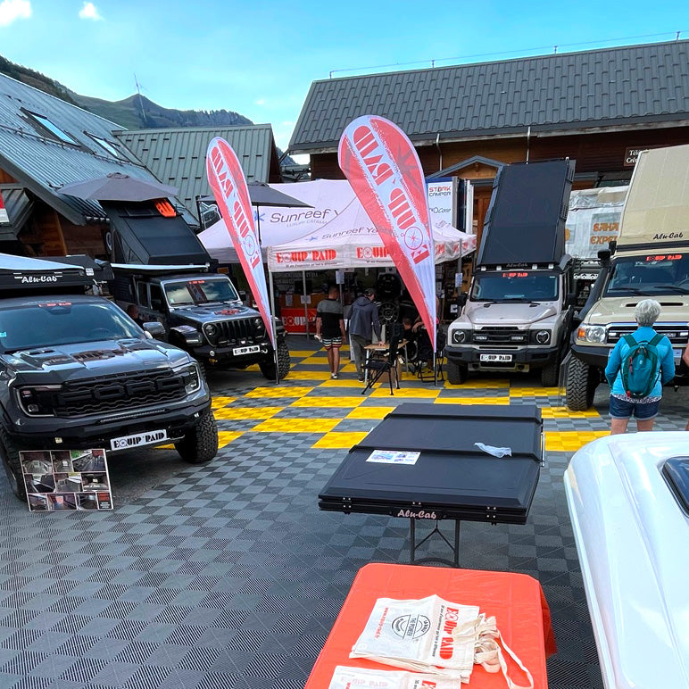 Stand extérieur de salon 4x4 monté sur dalles MOSAIK AERO jaunes et grises