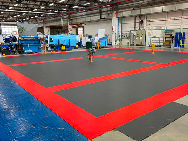 Hall de production aéronautique posé en 2 jours sur ancien carrelage - photo 1