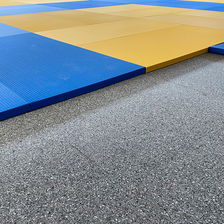 Sous-tapis en mousse en salle d'arts martiaux, amortissement sous tatami