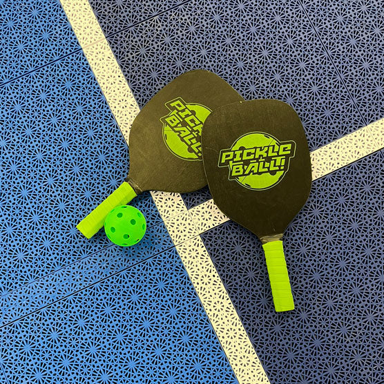 Raquettes de pickleball sur dalles Bergo Flow Mosaik Floor - sol modulaire pour terrain de pickleball