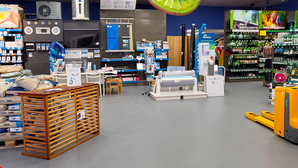 Dalles ULTIMA XL grises dans un magasin de jardinage et piscine