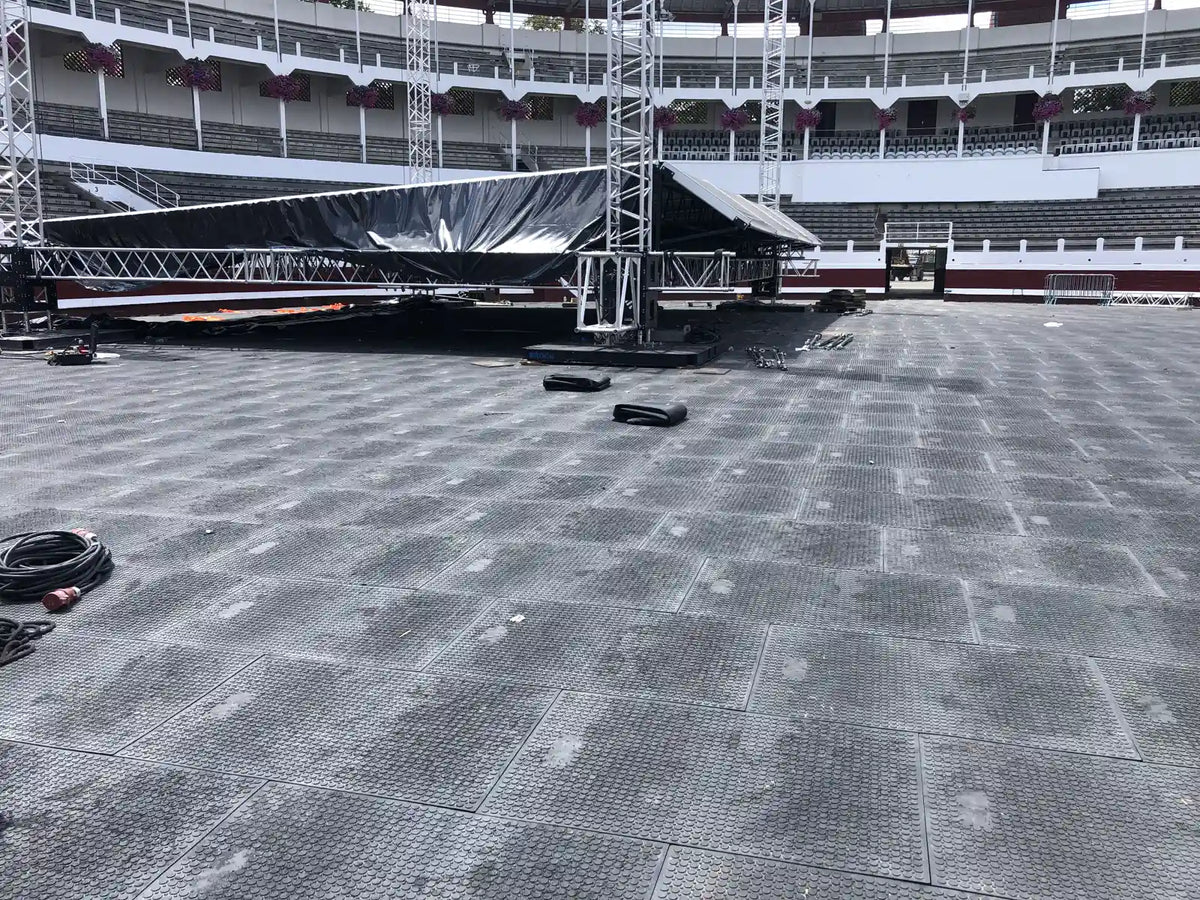 Arènes de Dax : montage de la scène sur les plaques de roulage 40 mm