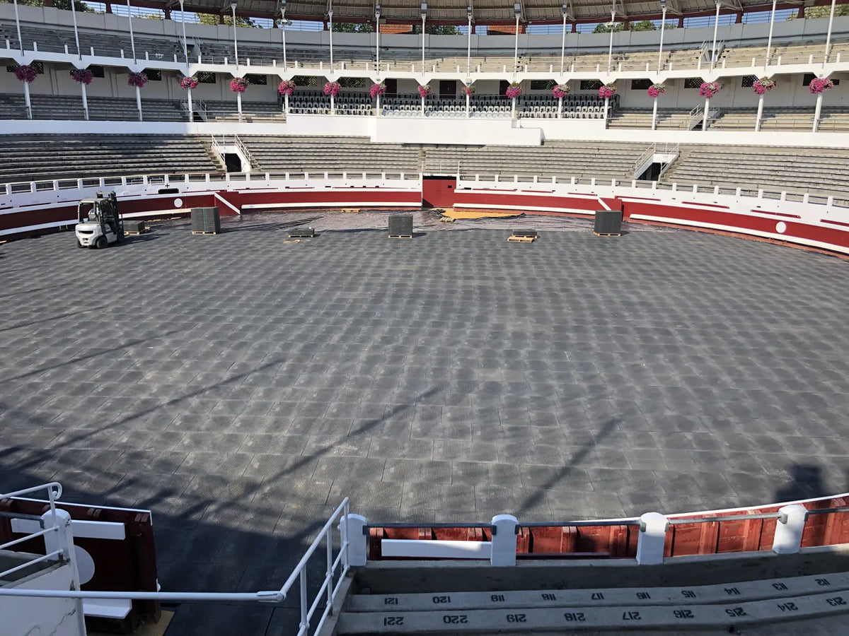 Arènes de Dax : piste couverte de plaques de roulage MOSAIK INTENSE avant les concerts