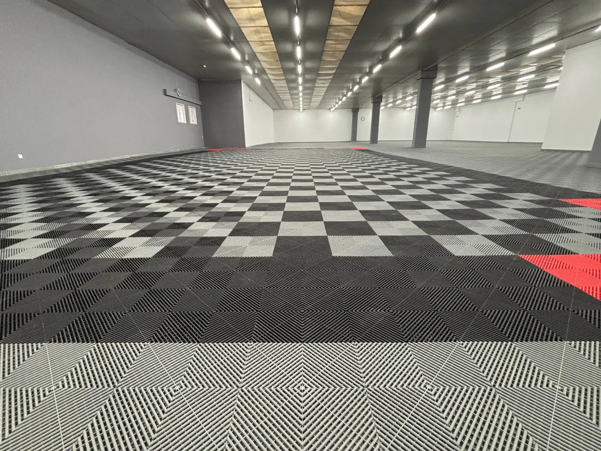 AutoCAD: Ausstellungsfläche mit schwarz-grauen AERO-Fliesen im Schachbrettmuster