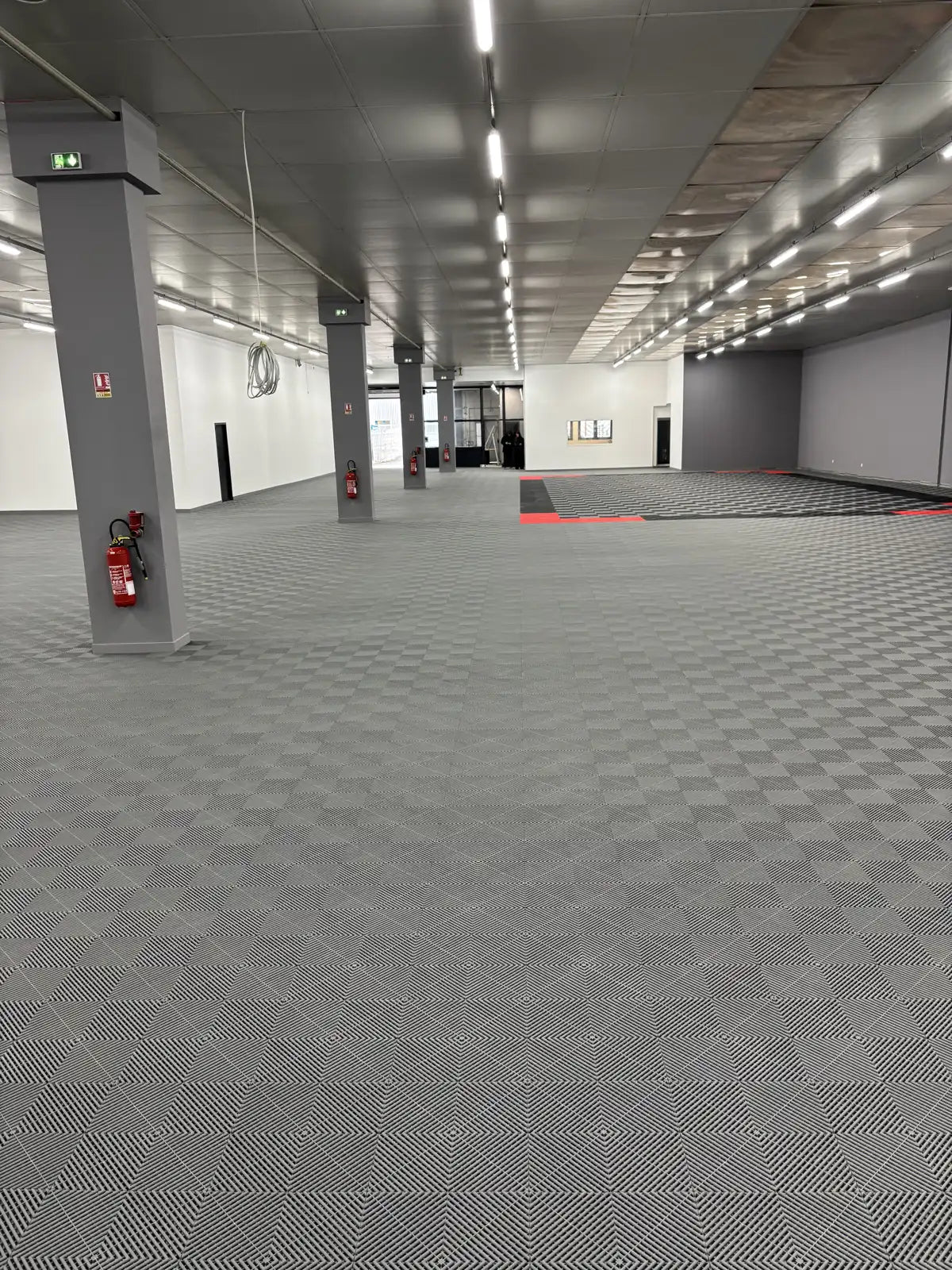 AutoKAD-Showroom: 1.400 m² graue AERO-Platten, verlegt auf Beton