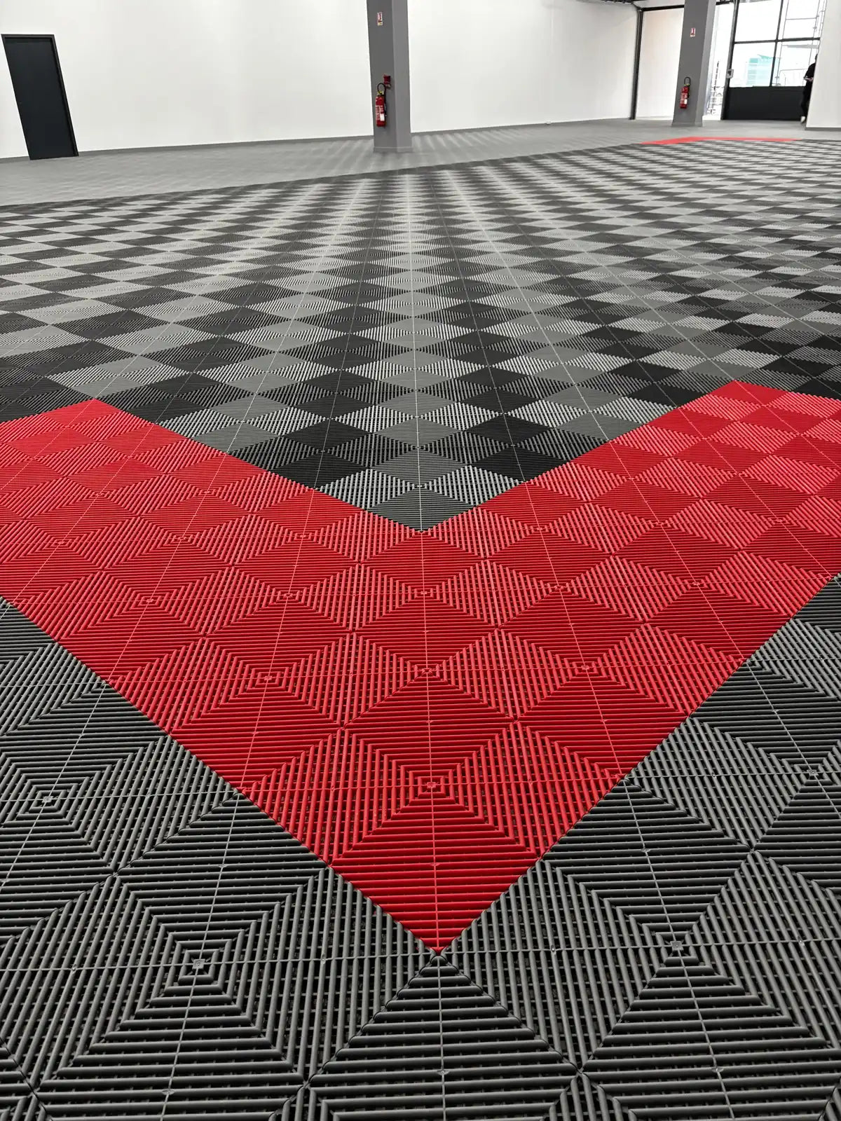 AutoCAD: Detailansicht der durchbrochenen AERO-Platten in Rot, Schwarz und Grau
