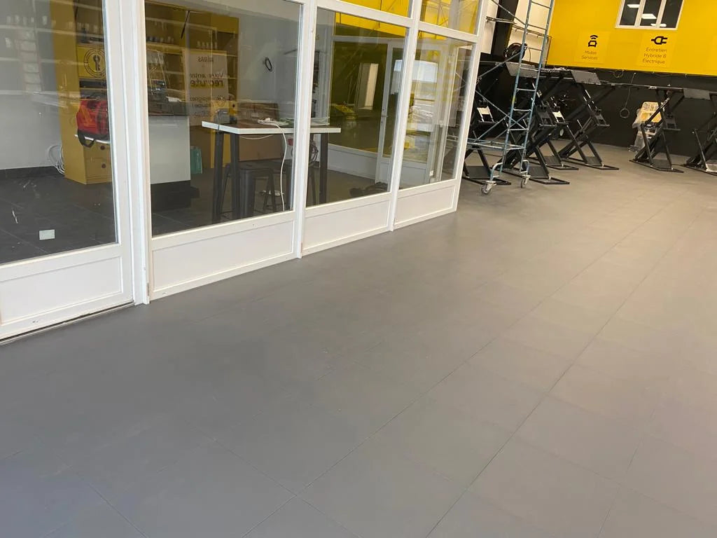 Entrance to the Brie Auto Services auto center, dark gray ULTIMA JOINTS INVISIBLES tiles