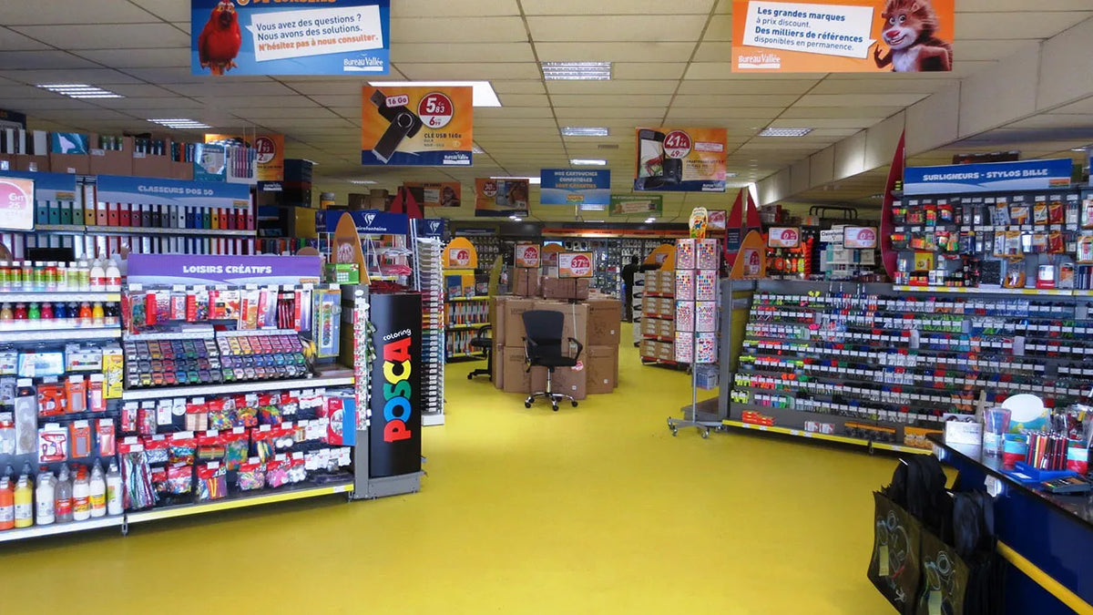 Magasin Bureau Vallée : sol en dalles ULTIMA XL PURE jaune entre les rayons