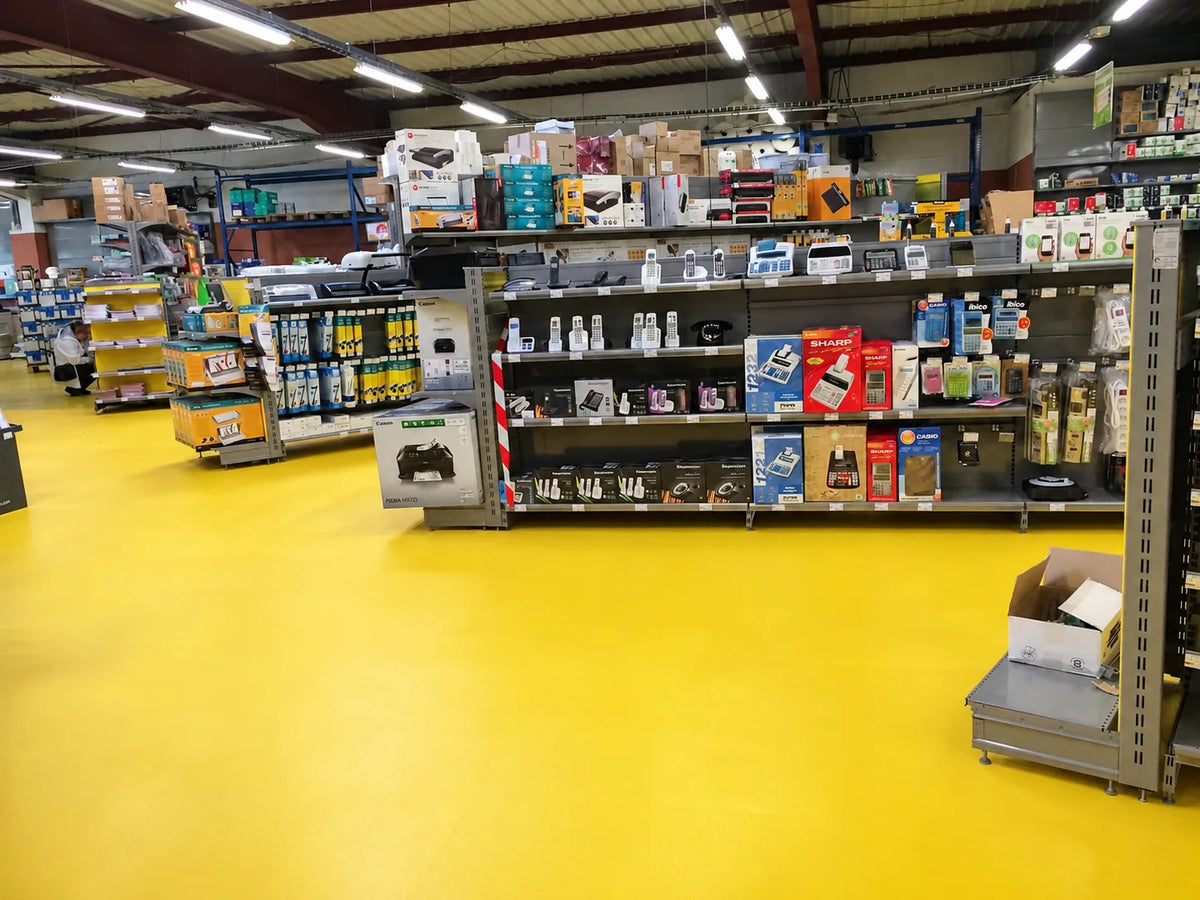 Bureau Vallée : espace informatique sur dalles ULTIMA XL jaunes