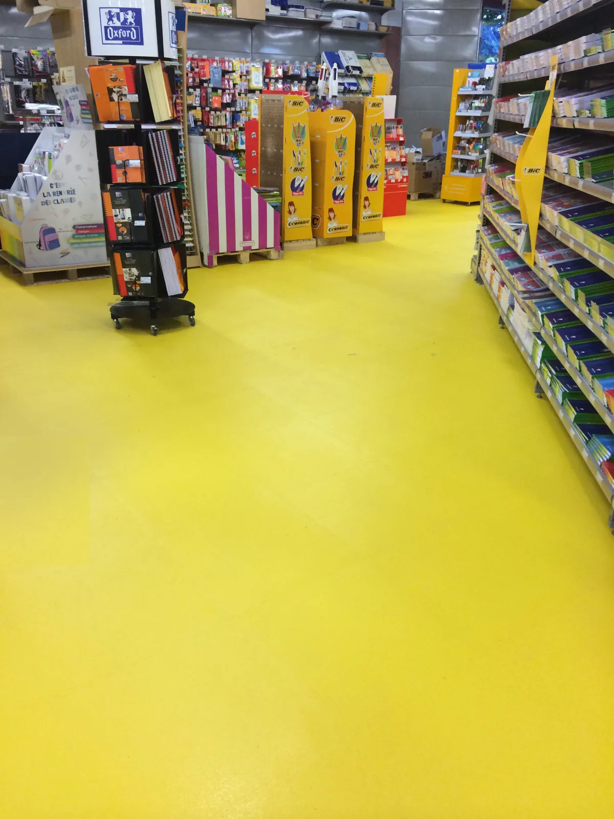 Bureau Vallée : rayon papeterie sur dalles ULTIMA XL PURE jaune