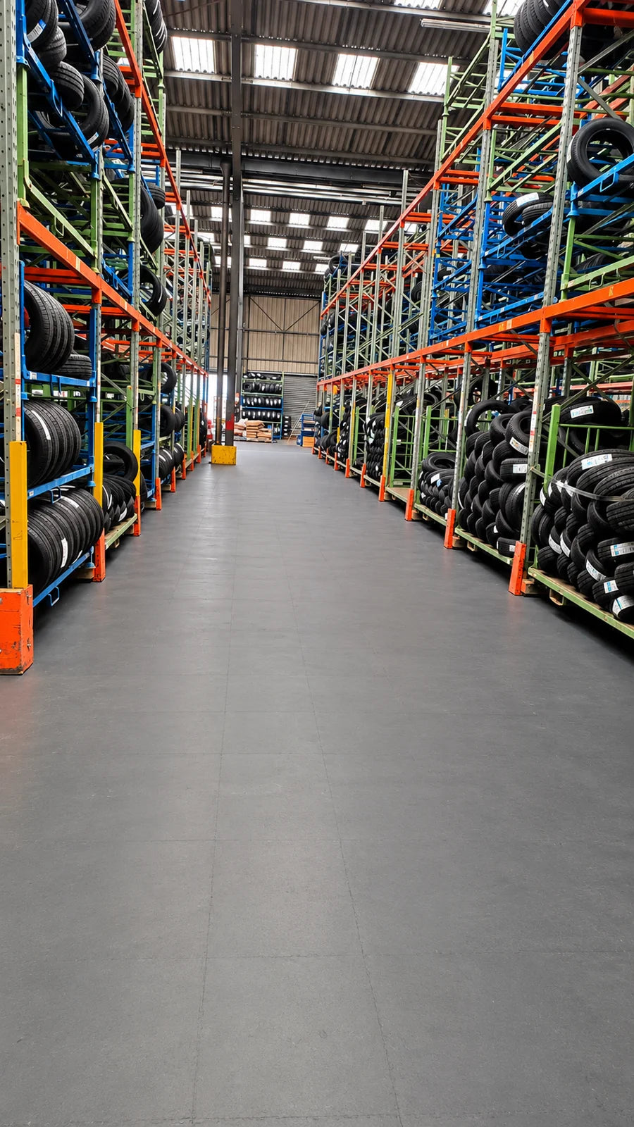 Allée de stockage Copadex après la pose de dalles PVC ULTIMA INDUSTRY gris foncé