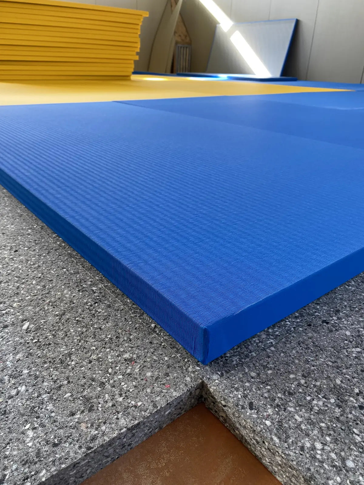Détail : tatami antidérapant 5 cm surface paille de riz posé sur sous-tapis mousse 3 cm