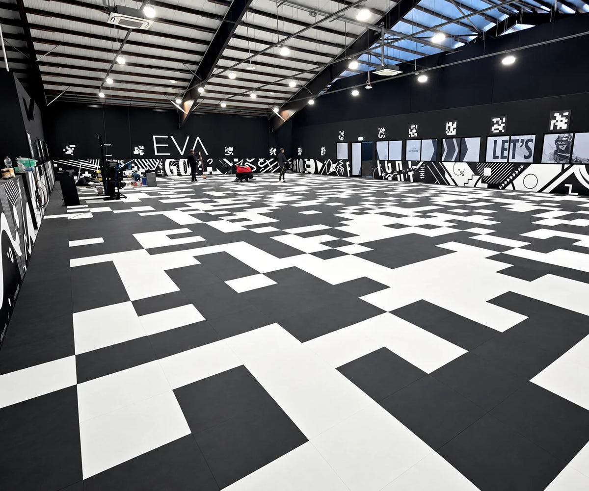Arène de réalité virtuelle EVA : dalles PVC ULTIMA joints invisibles noir et blanc formant un QR code géant au sol