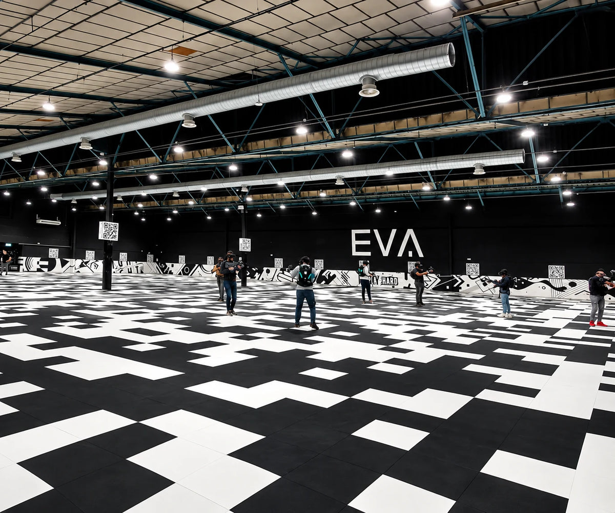 Sol d'arène EVA 500 m² en dalles ULTIMA noir et blanc, contraste des deux coloris