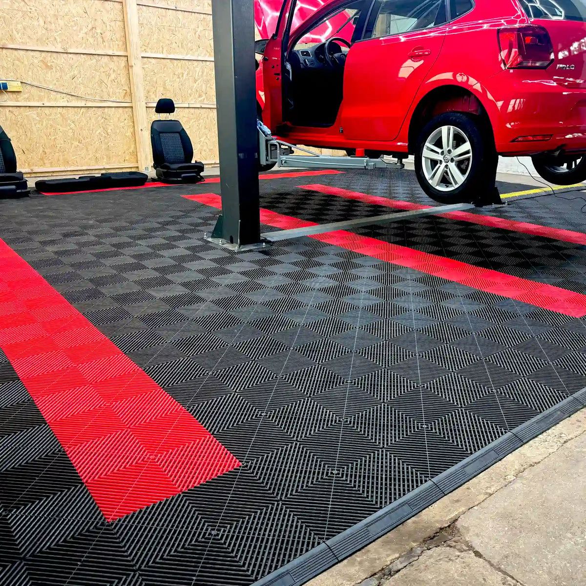 Atelier avec pont élévateur : dalles AERO noir et bandes rouges