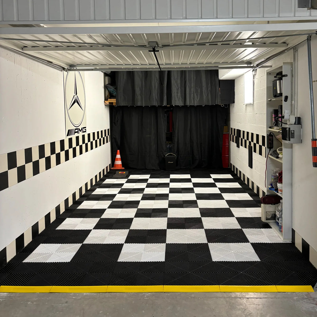 Garage en dalles AERO : grand damier noir et blanc avec bordures jaunes
