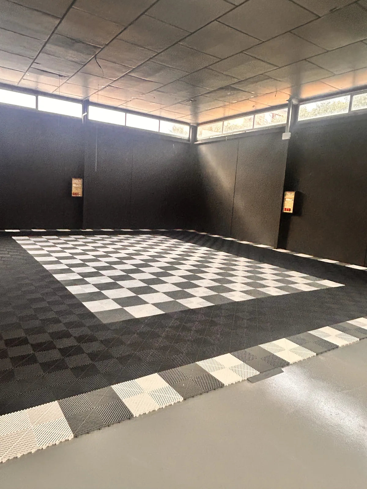 Local en dalles AERO : grand damier noir et blanc encadré de noir