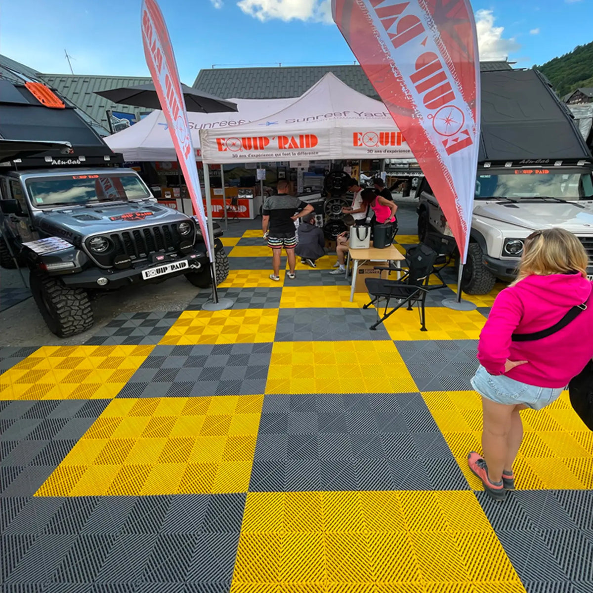 Stand extérieur en dalles AERO : grand damier jaune et gris