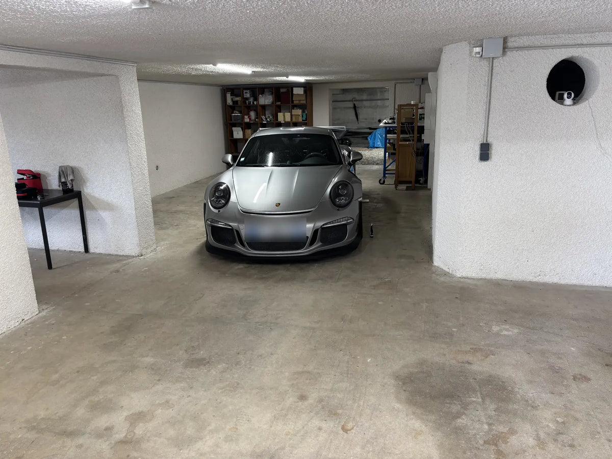 Private Garage im Departement Rhône vor den Arbeiten: alter, fleckiger und beschädigter Beton