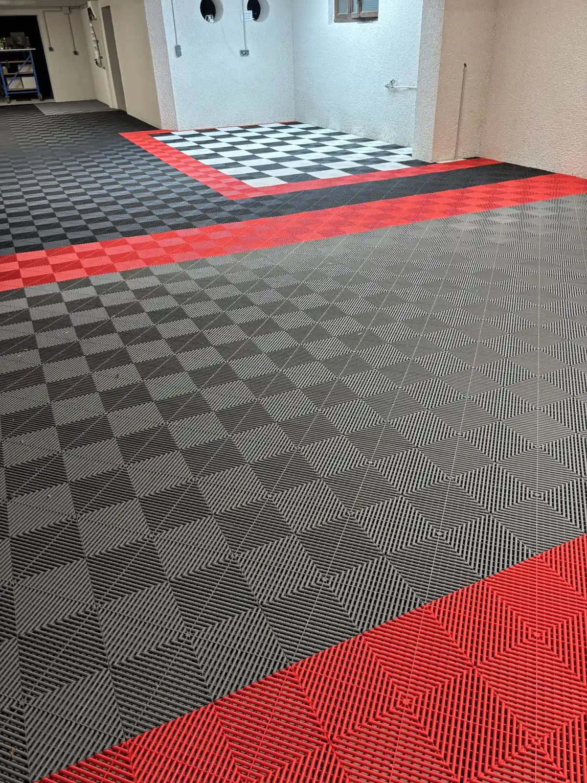 Private Garage: grau-weißes AERO-Schachbrettmuster mit rotem Rand