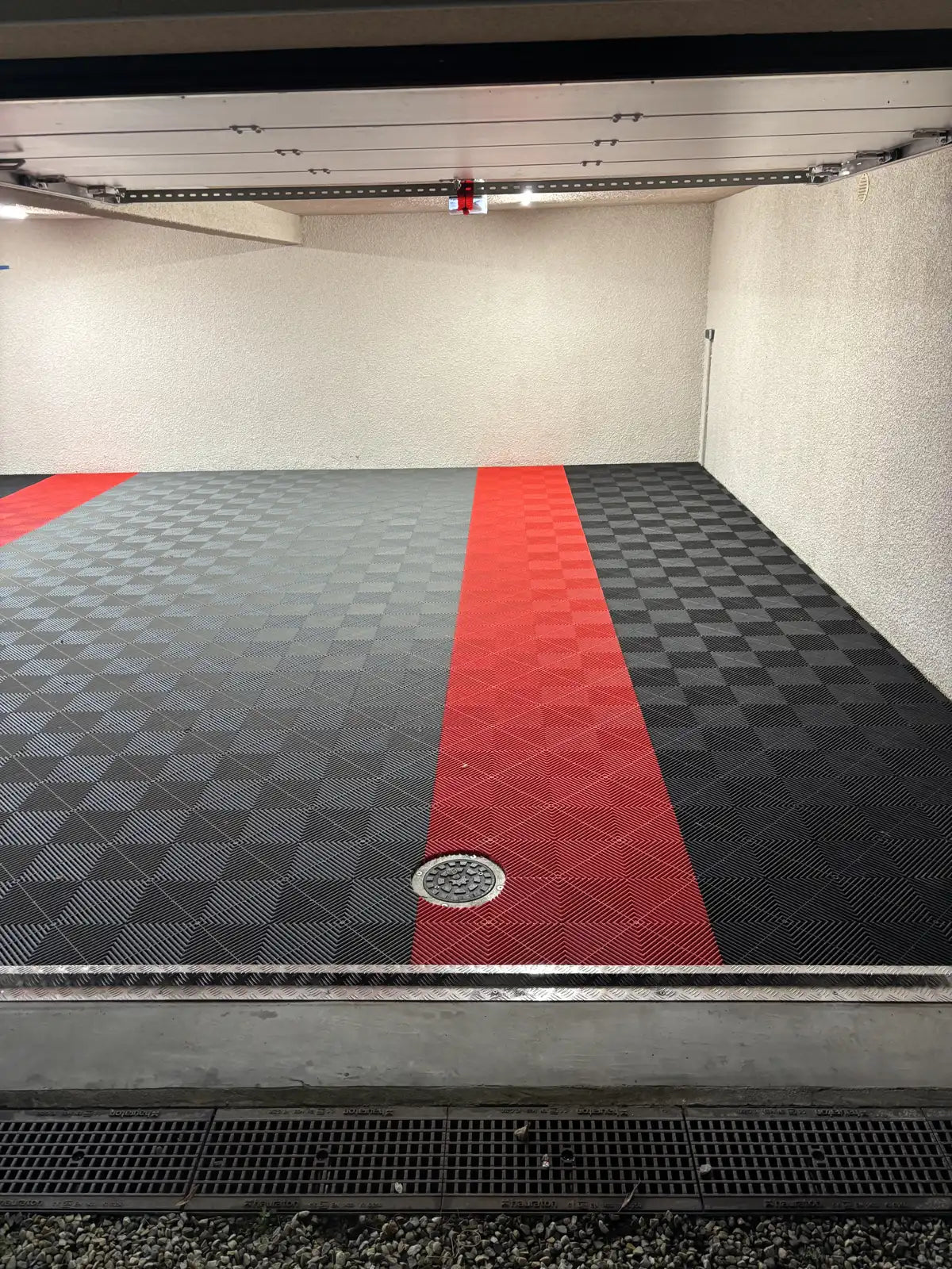 Private Garage: roter AERO-Fliesenstreifen in der Mitte des grauen Bereichs