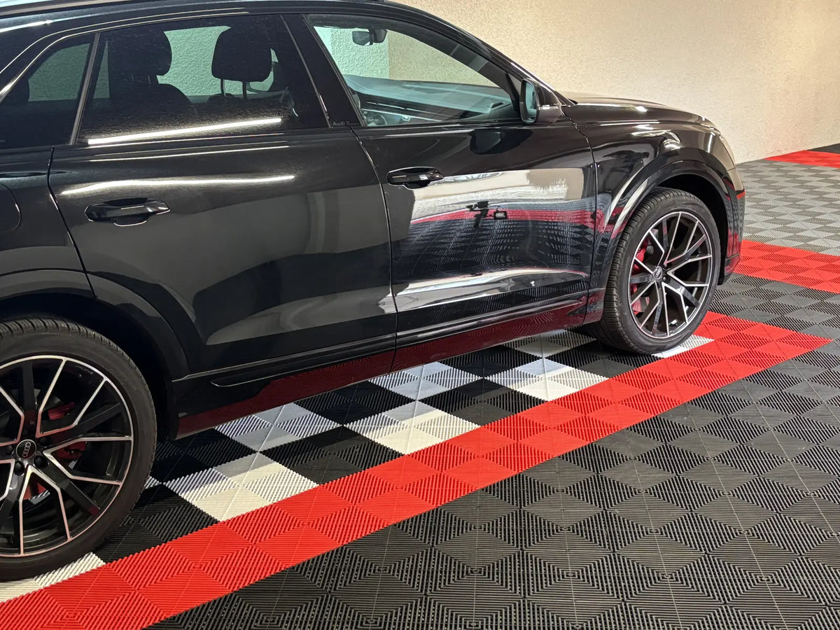 Privatgarage im Departement Rhône: Parkplatz im Schachbrettmuster „AERO“ in Grau und Weiß, rot umrandet