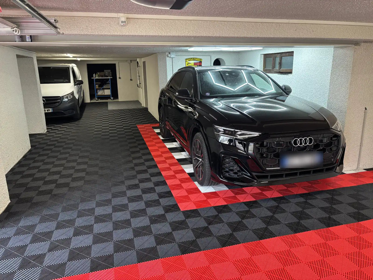 Private Garage (69) nach der Verlegung: graue und rote AERO-Lochplatten, schachbrettartiges Muster