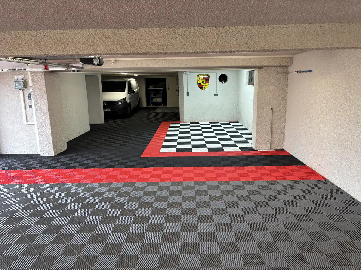 Privatgarage im Departement Rhône: Auffahrt aus grauen AERO-Platten mit rotem Streifen