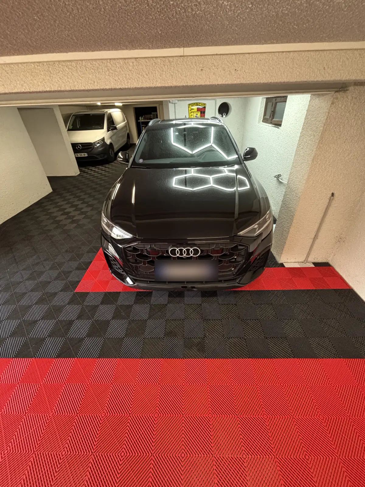 Private Garage: rote und graue AERO-Fliesen unter einer LED-Deckenleuchte in Sechseckform