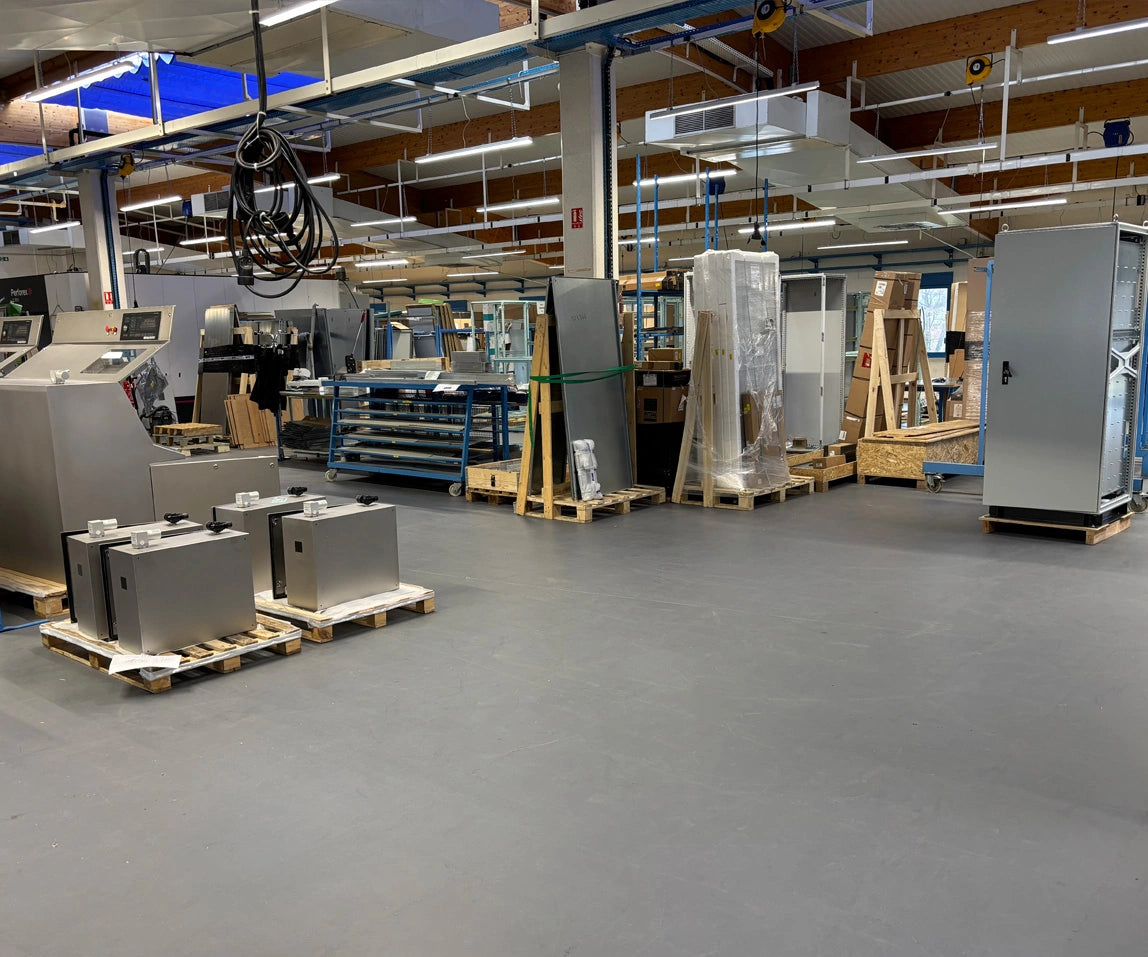 Atelier de production GERAL Belley après pose : dalles PVC ULTIMA INDUSTRY PURE gris foncé collées