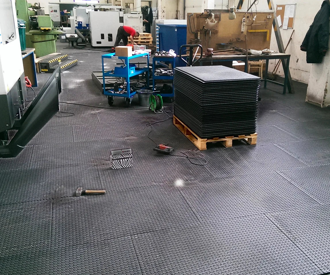 Hiolle Technologies machining shop during the installation of MOSAIK INTENSE panels