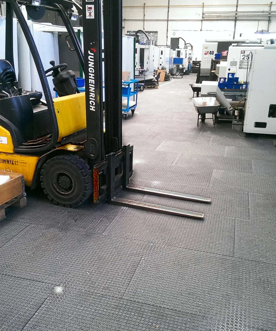 Hiolle Technologies: Forks from a Fenwick forklift on MOSAIK INTENSE plates