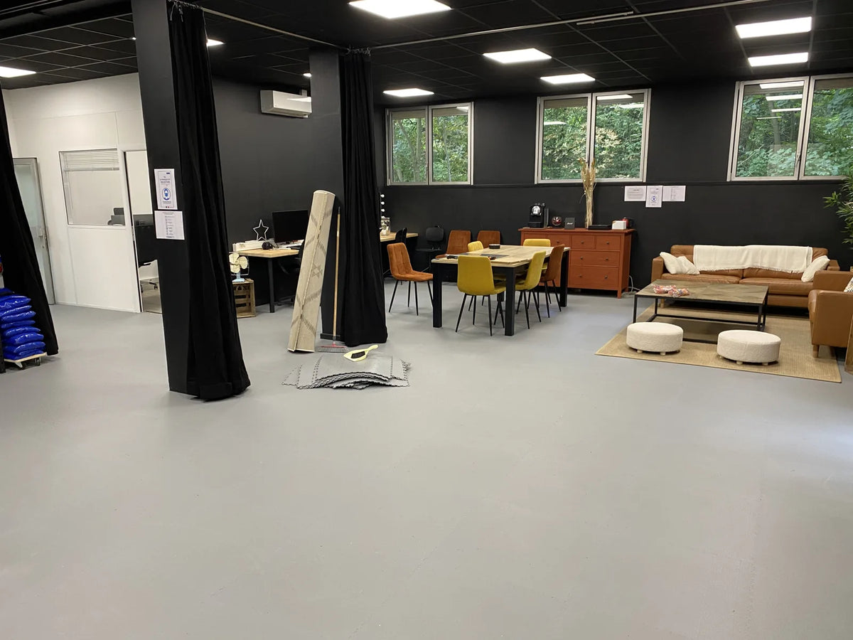 Studio Ici et Maintenant après pose : 200 m² de dalles PVC grand format ULTIMA XL PURE gris clair