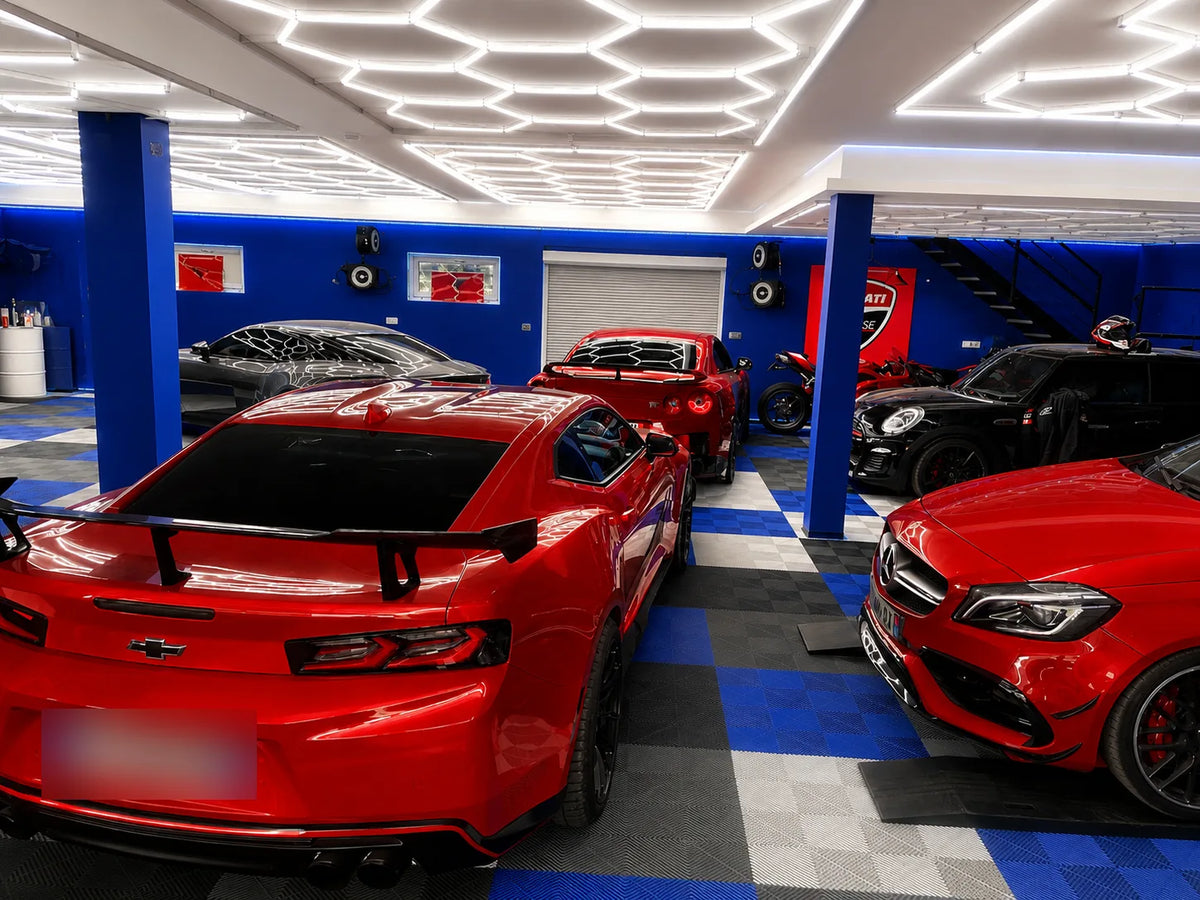 La Carrosserie 66: Sportwagen, die auf durchbrochenen AERO-Platten geparkt sind
