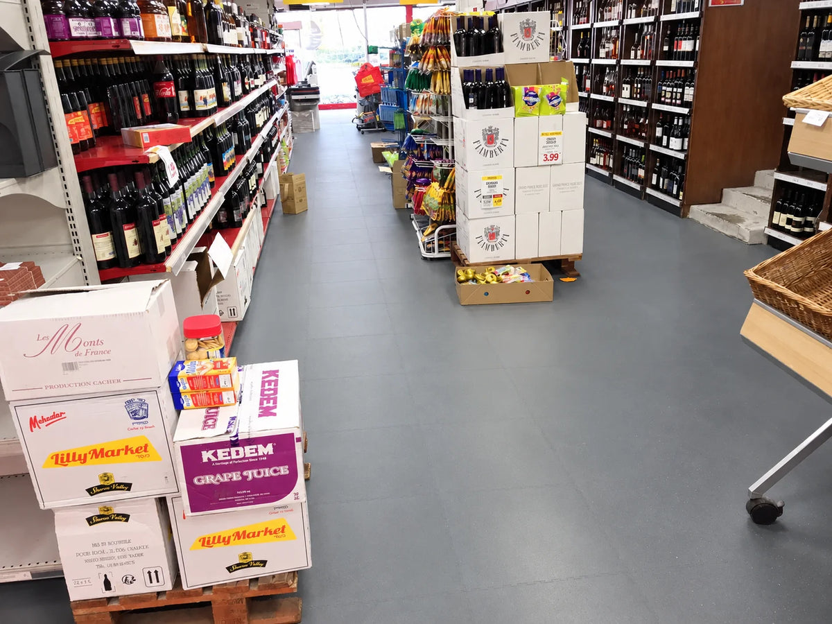 Allée des vins du supermarché Lilly Market, sol en dalles PVC ULTIMA INDUSTRY ECO PREMIUM gris foncé