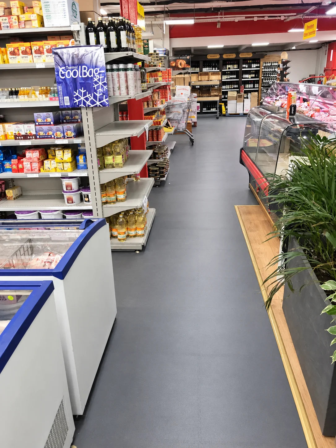 Rayon frais du supermarché Lilly Market, dalles PVC gris foncé posées magasin ouvert