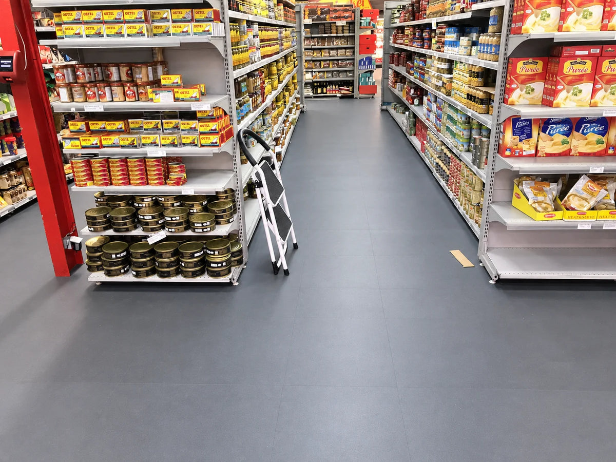 Rayons d'épicerie Lilly Market, dalles clipsables ULTIMA INDUSTRY posées sur carrelage