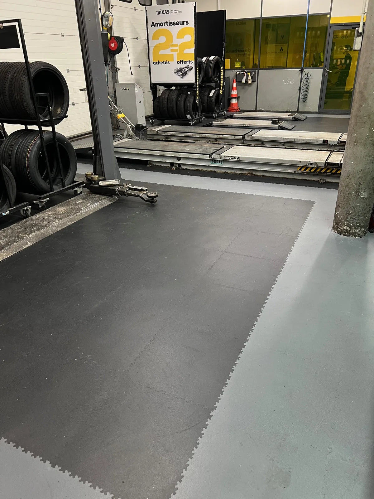 Détail des dalles ULTIMA PURE noir et gris foncé collées devant les ponts, atelier MIDAS